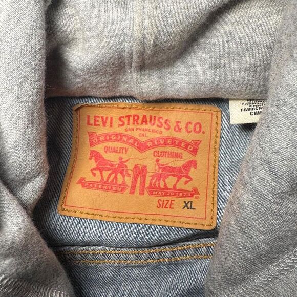 Levi’s Men’s XL Denim Jacket with Gray Hoodie Sleeves Hooded Trucker Jean Jacket - Picture 6 of 7